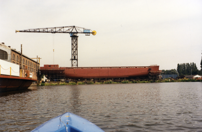 825995 Gezicht op de scheepswerf van Ballast Nedam (De Liesbosch 5) te Nieuwegein, vanuit een kano op het Merwedekanaal.